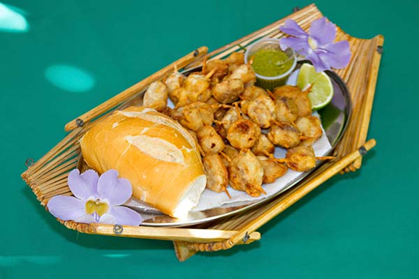 Restaurante com comida variada Restaurante com porções