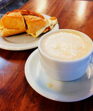 Opções para o lanche da tarde Café com misto quente