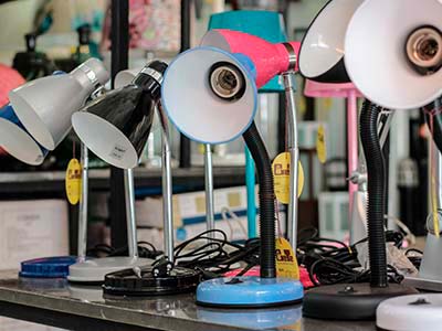 Luminárias de mesa de diversas cores e tamanhos Luminárias de mesa