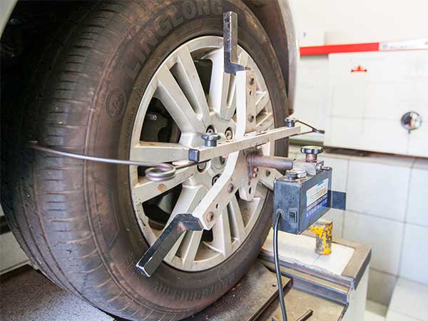 Alinhamento dos pneus do carro Alinhamento de rodas