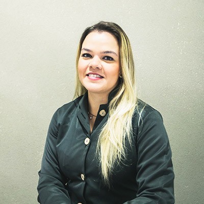 Dra Carine Muniz dentista