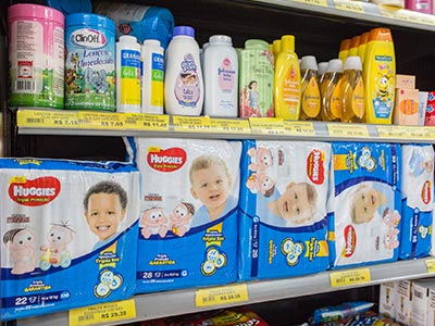 Fraldas descartáveis, talcos, shampoo, lenços umedecidos e produtos para bebês e crianças Linha infantil