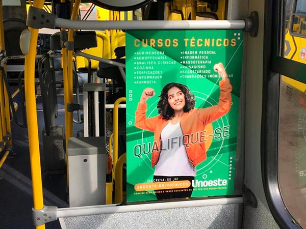 Propaganda no vidro do cobrador e do motorista Divulgação de anúncios nos vidros do ônibus