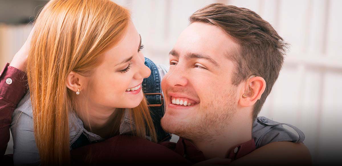 Soluções em aparelhos auditivos Homem usando aparelho auditivo