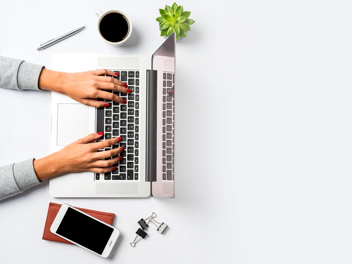 Soluções em informática Pessoa usando o computador