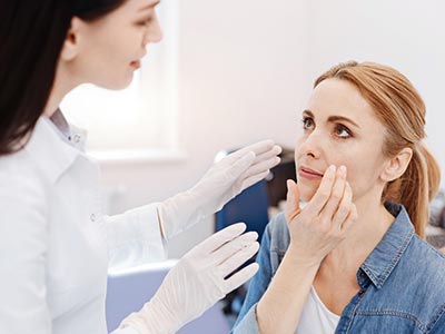 Procedimento de remoção da bola de Bichat ou corpo adiposo da bochecha Bichectomia