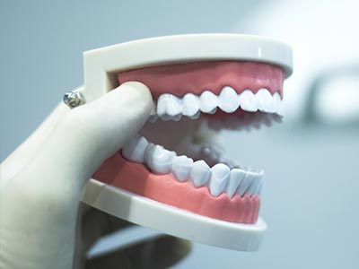 Procedimento cirúrgico que visa reestabelecer um padrão facial normal em pacientes adultos que apresentam alterações no desenvolvimento ósseo facial Cirurgia ortognática