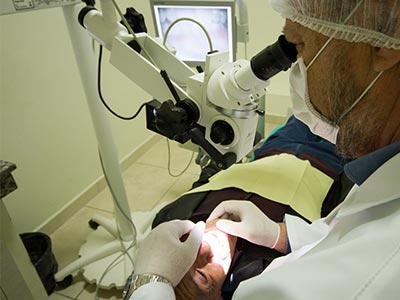 Tratamento de canal com microscopia Endodontia
