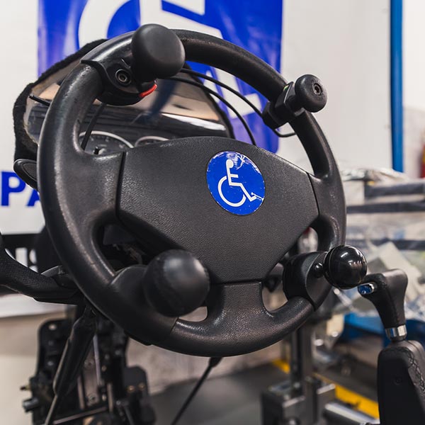 Adaptação de carro para pessoas com problemas de locomoção Peça de carro adaptado