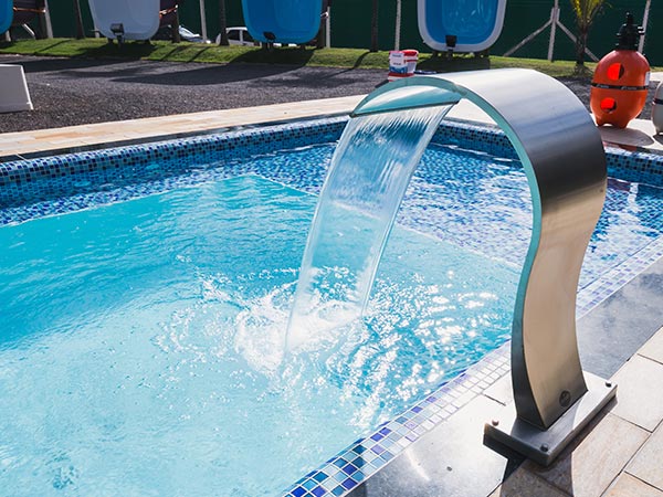 Piscina com cascata Serviços de instalação e manutenção de piscinas