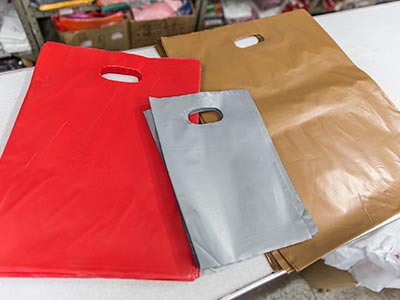 Sacolas plásticas de cores variadas Sacolas plásticas de cores variadas