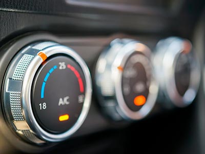 Limpeza e reparo do ar-condicionado do carro Manutenção em ar-condicionado automotivo