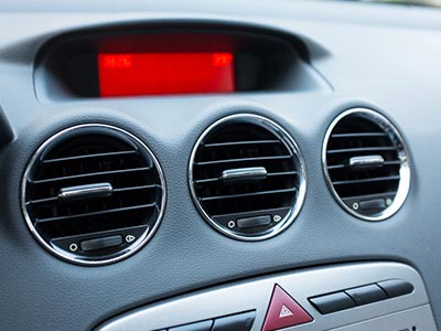Limpeza do ar-condiciondo do carro Higienização de ar-condicionado automotivo