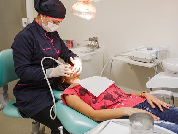 Limpeza e raspagem dos dentes Tratamento contra a periodontite
