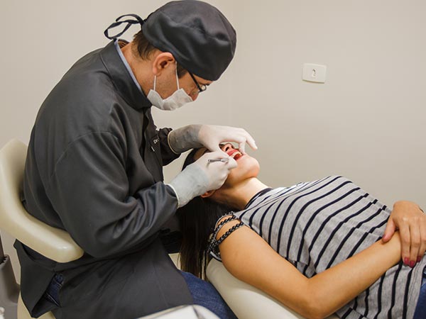 Manutenção em aparelhos ortodônticos Estética dental