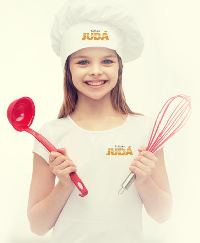 Temos diversas atividades no período integral Menina pronta para a aula de culinária