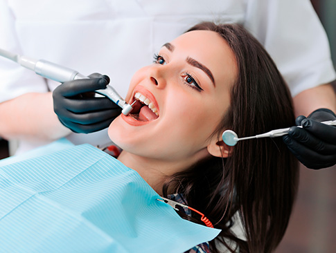 A limpeza dos dentes faz parte da higiene oral, ideal para prevenir cáries Limpeza dos dentes[