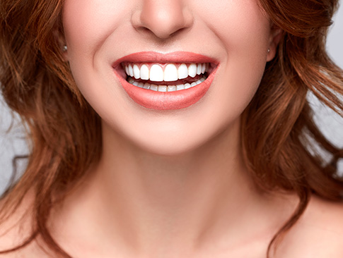 Próteses modernas para tratamentos de reposição de dentes Próteses dentárias