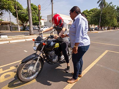 Habilitação para pilotar moto e dirigir carro Aulas de moto