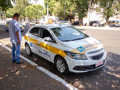 Carros adaptados para portadores de necessidades especiais Carro para PCD