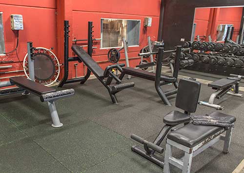 Área de musculação Sala com aparelhos de musculação