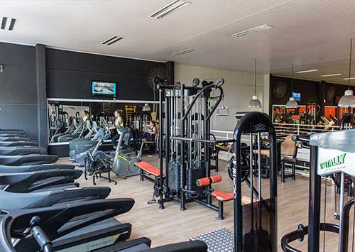 Grande variedade de aparelhos Interior da academia