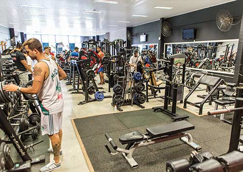Espaço com TV Sala com aparelhos de musculação