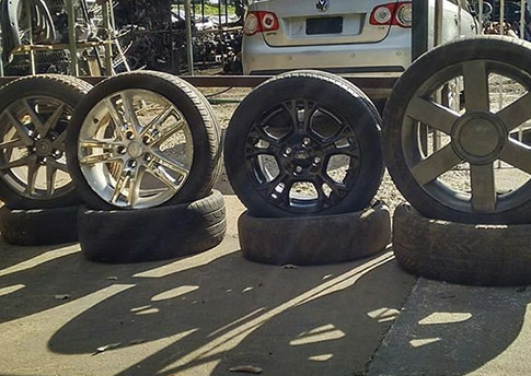 Pneus e calotas Pneus e calotas