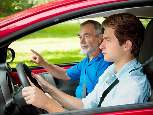 Habilitação para dirigir carros Aluno dentro do carro com instrutor de trânsito