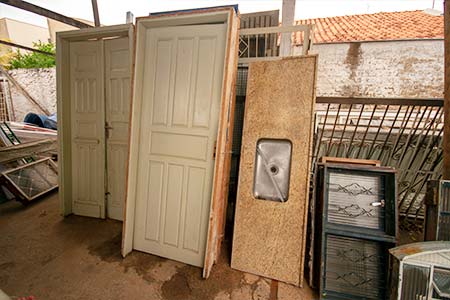 portas de madeira, pias de cozinha e vitros portas-pias-vitrôs