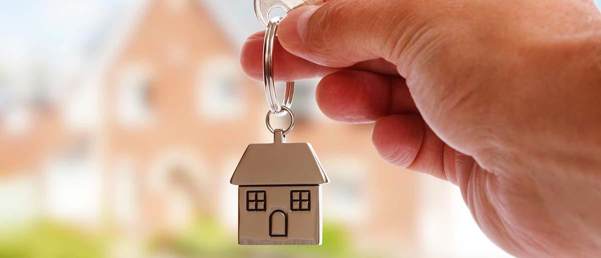 As melhores opções de imóveis você encontra aqui na Imobiliária Eldorado Ilustração de um homem segurando uma casa com uma casa no chaveiro