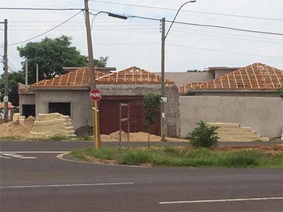 Madeiras para uso em construção Casa sendo construída com o uso de madeira