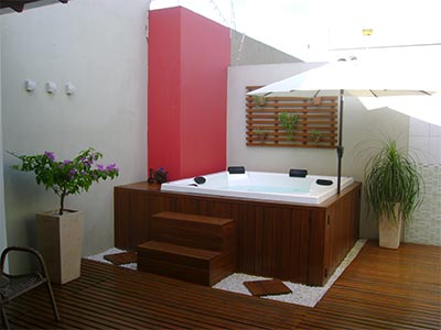 Madeira para deck Deck em área de lazer com banheira de hidromassagem