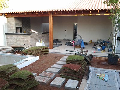 Madeira para reforma de casas Madeira sendo usada em reforma de casa