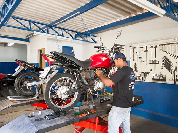 Temos profissionais altamente qualificados para consertar sua moto Mecânico consertando moto