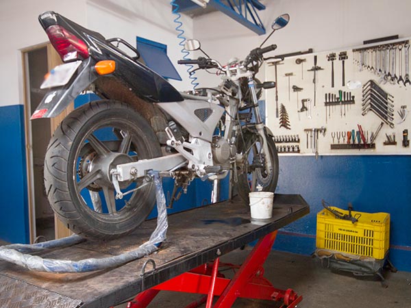 Oficina com mais de 26 anos de experiência Moto aguardando conserto