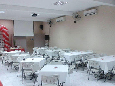 Mesas e Telão Mesas e Telão