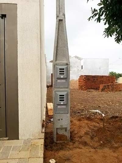 padrão agrupado para três medidores poste-padrão-para-dois-relógios