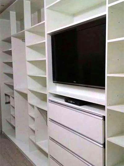 Guarda-roupa com espaço para encaixar a televisão Armário com suporte para TV