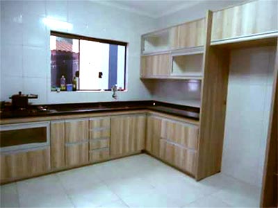 Armário de cozinha com acabamento em madeira Armário de cozinha
