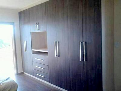 Guarda roupa com oito portas e três gavetas Guarda roupa