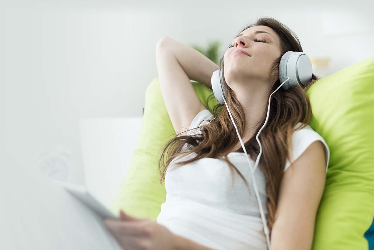 Ouça a Rádio Band FM 97.1 Mulher com fone de ouvido
