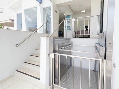 Clínica com dispositivos de acessibilidade Elevador para cadeirantes