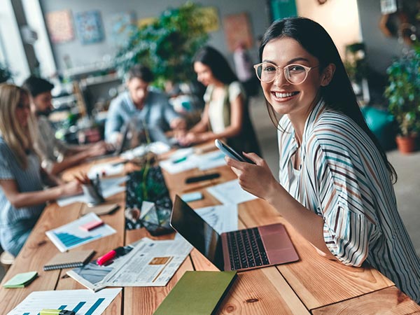 Funcionários de empreas privadas Jovem colaboradora de uma empresa