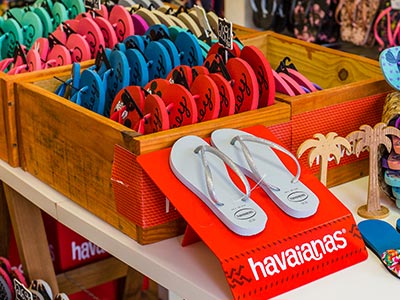 Chinelos Havaianas de diversas cores e tamanhos Chinelos Havaianas
