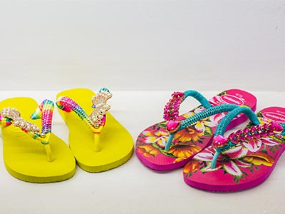 Chinelos personalizados com pedrinhas e tiras Chinelos personalizados
