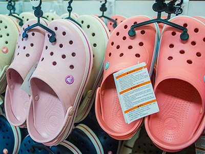 Clogs de diversas cores e tamanhos Clogs