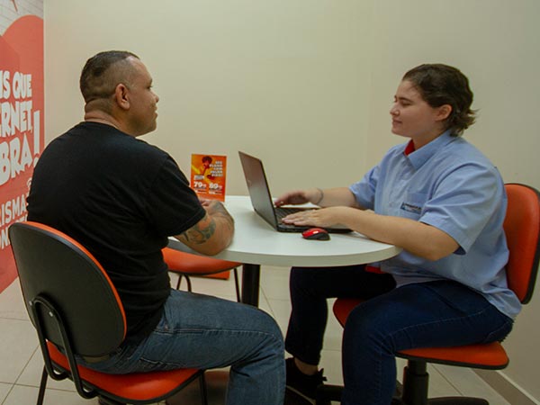 Atendimento especializado Atendente informando cliente