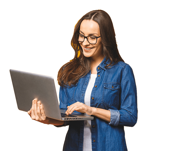 Navegue com a melhor conexão da cidade Mulher usando a internet no notebook