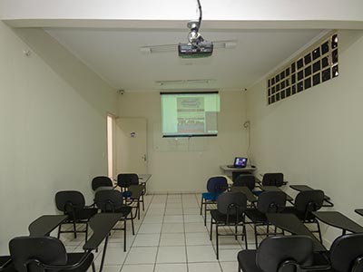 Sala de aula com amplo espaço Sala de aula